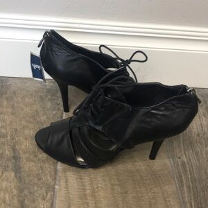 Tahari Black lidoII leather heels. NWT size 8M